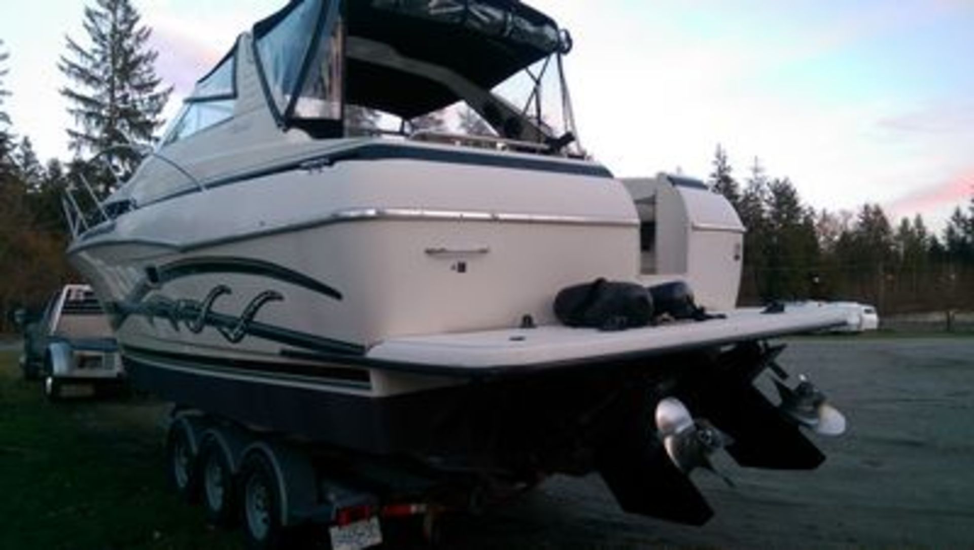 32 Ft Bayliner 3255 Avanti Express with Twin 5.7 Litre V8 Engine -Twin Mercury Inboard Outboard Legs - Image 4 of 14