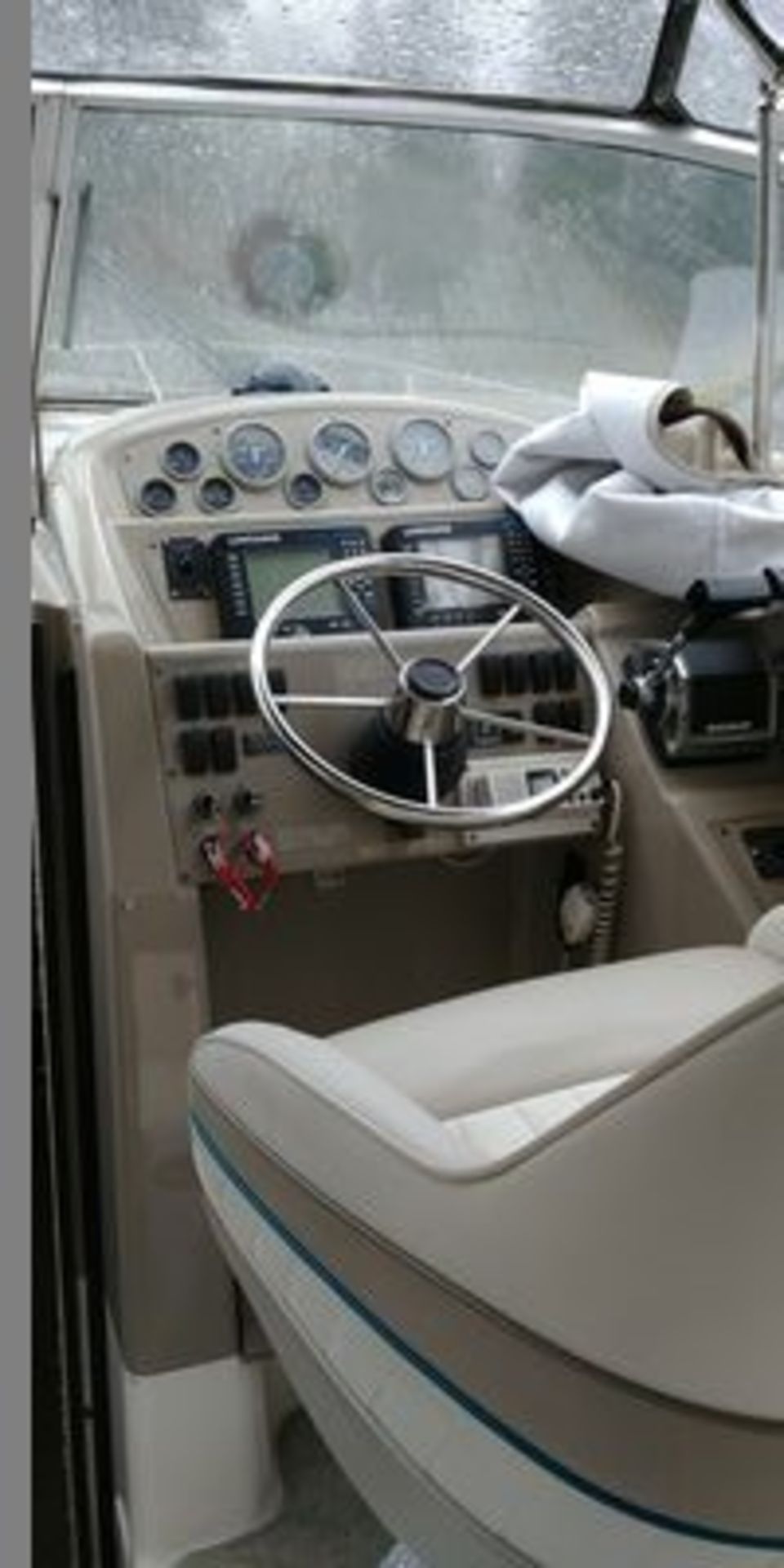 32 Ft Bayliner 3255 Avanti Express with Twin 5.7 Litre V8 Engine -Twin Mercury Inboard Outboard Legs - Image 6 of 14