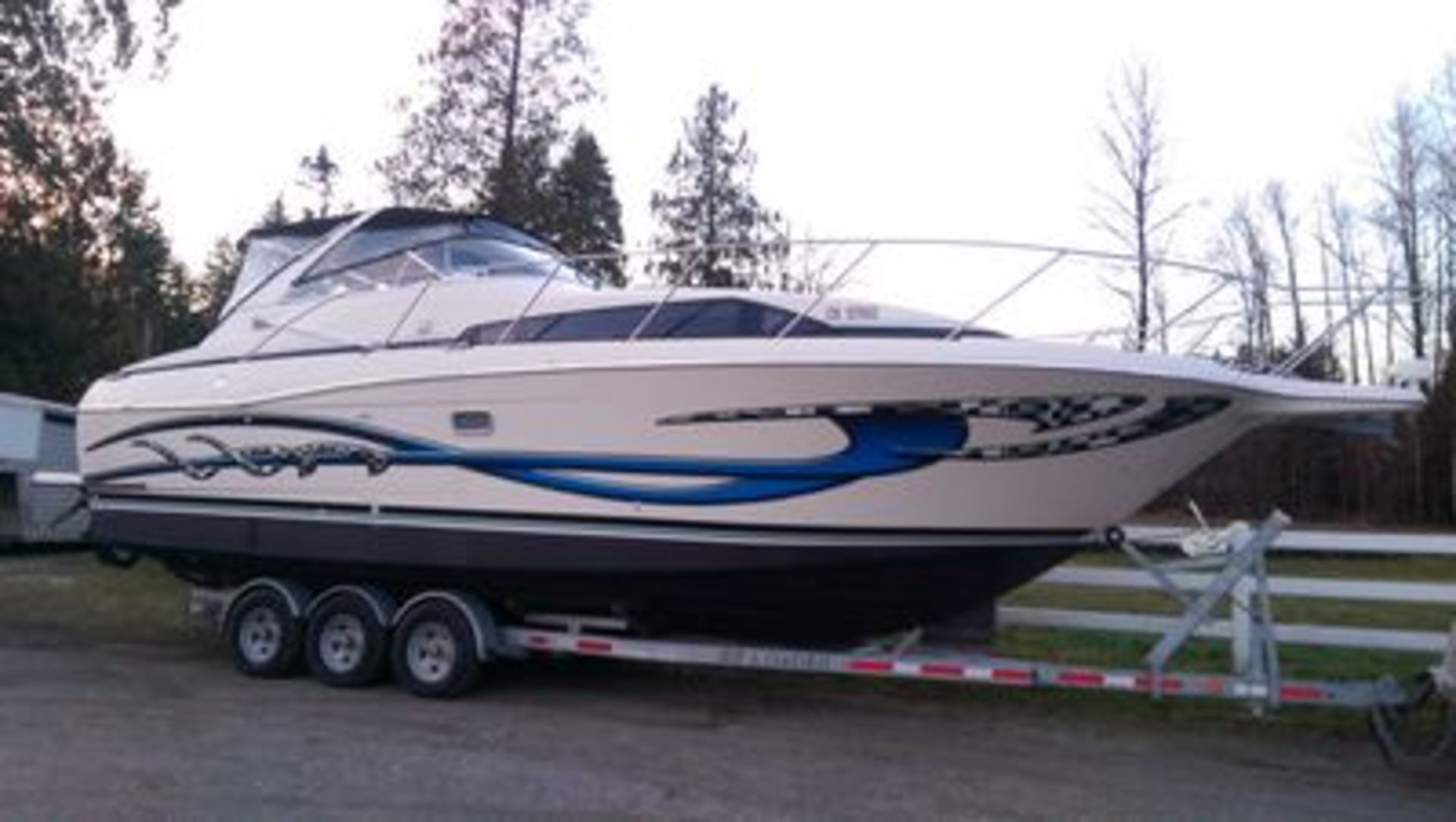 32 Ft Bayliner 3255 Avanti Express with Twin 5.7 Litre V8 Engine -Twin Mercury Inboard Outboard Legs