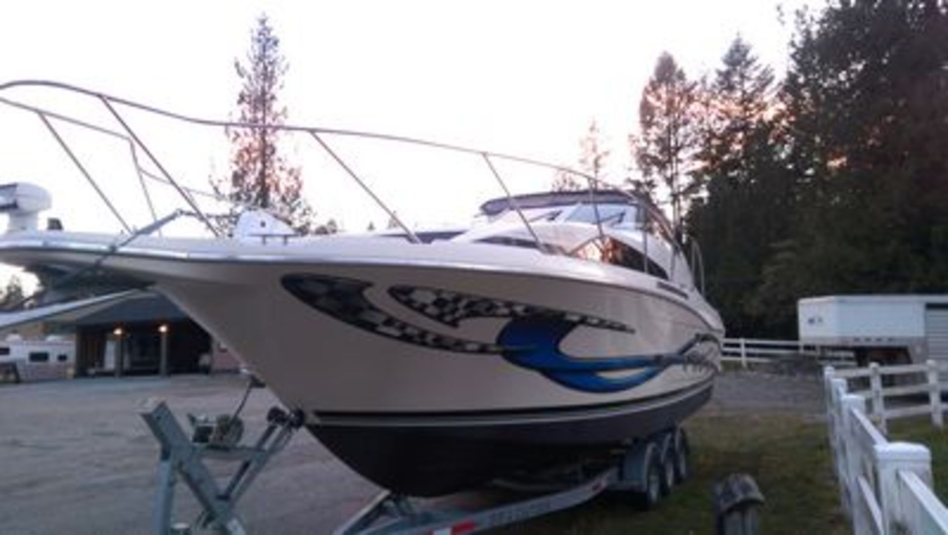 32 Ft Bayliner 3255 Avanti Express with Twin 5.7 Litre V8 Engine -Twin Mercury Inboard Outboard Legs - Image 3 of 14