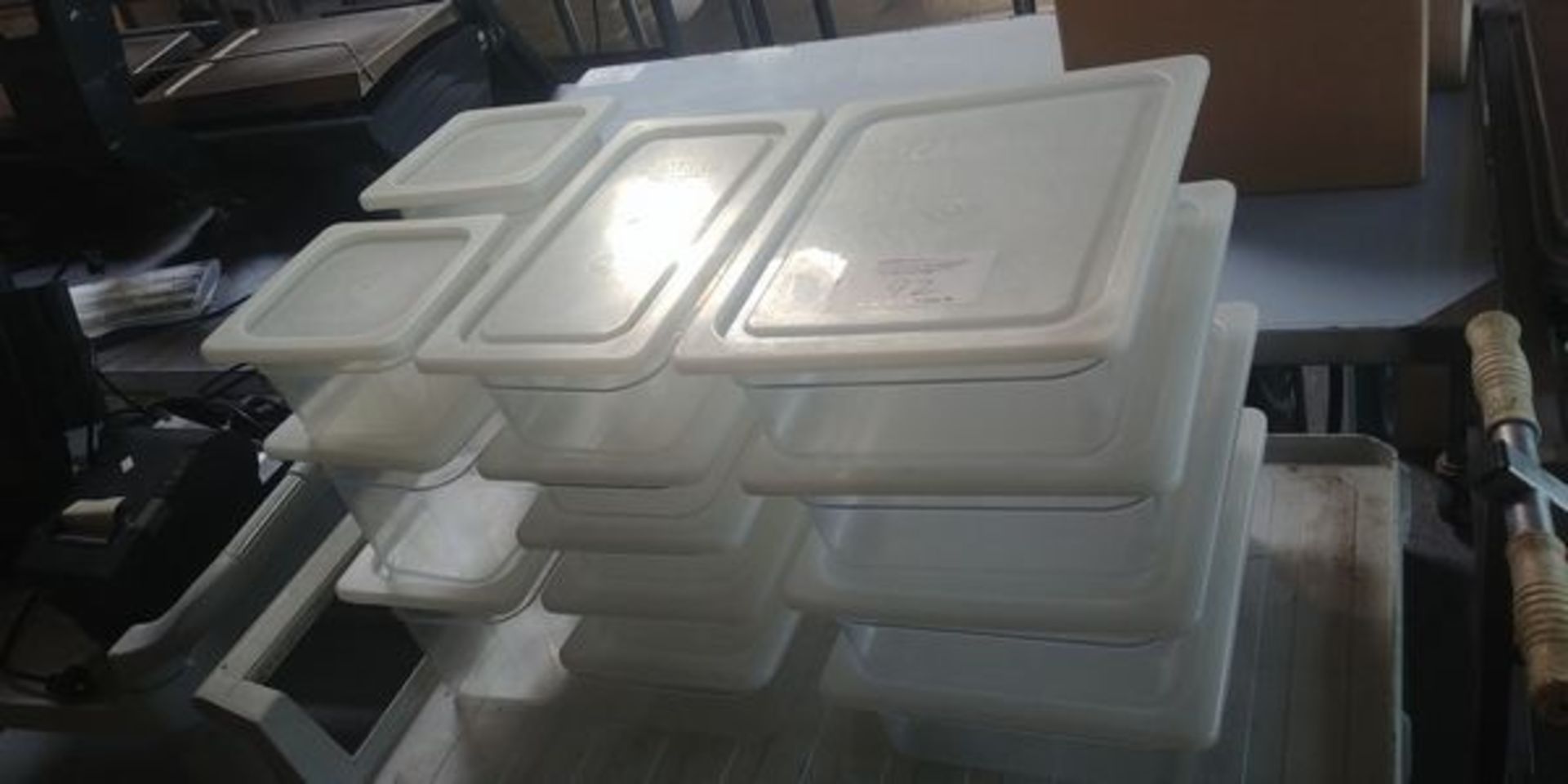 15 Cambro Containers with Lids