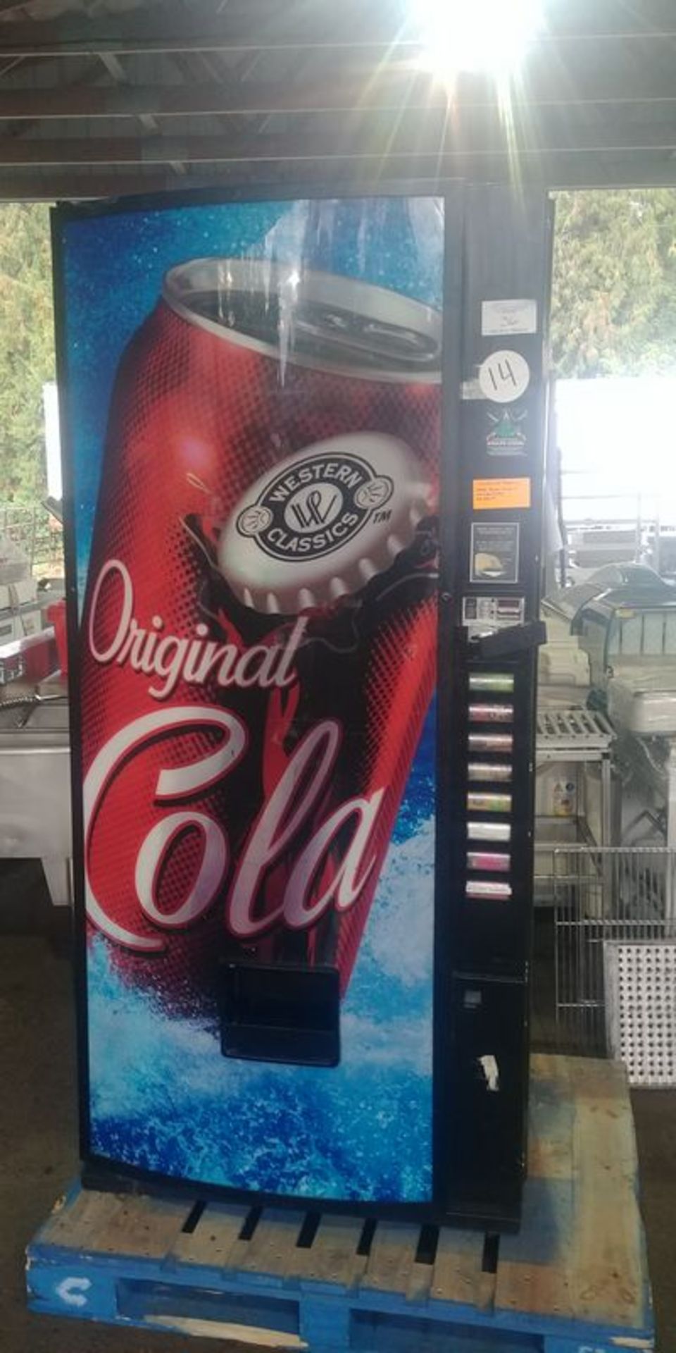 Royal Vendors Pop Vending Machine with Key