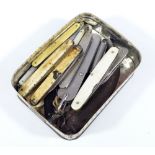 A group of pocket knives including a military issue example stamped 'SSP 1945',