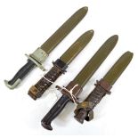 Four American bayonets in scabbards (4).