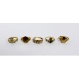 Five 9ct gold dress rings to include a gentlemen's signet ring, size P, a ladies' signet ring,