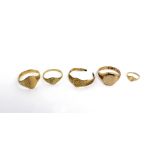 Five 9ct gold rings to include two gentlemen's signet rings, size W and U,