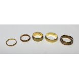 Five 9ct gold wedding bands to include a rose gold example, size K, a triple wedding band, size F,
