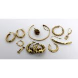 A quantity of 9ct gold jewellery to include two pairs of hoop earrings, a hedgehog pendant,