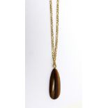 A 9ct yellow gold Figaro link chain with a large teardrop tiger's-eye pendant, length 60cm,