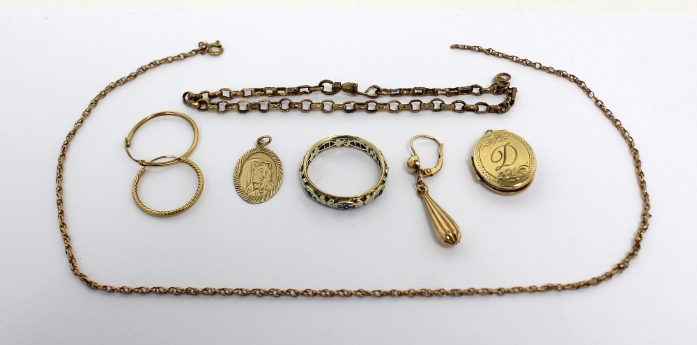 A quantity of 9ct gold jewellery to include a chain link bracelet, an oval locket,