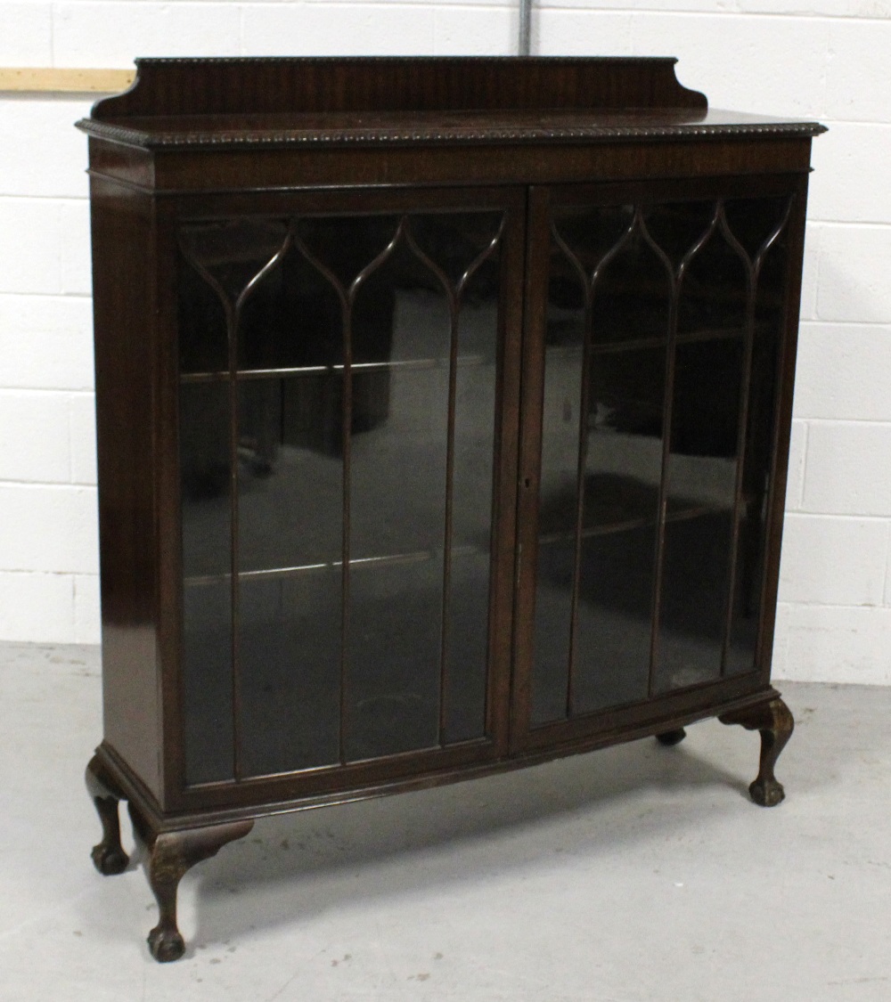 A mid-20th century display cabinet, two glazed doors with two interior shelves,