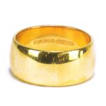 An 18ct yellow gold wedding band, size O, approx 11.5g.