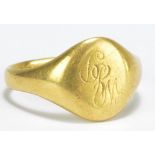 An 18ct yellow gold signet ring initialled to the oval platform, size Q, approx 8.1g.