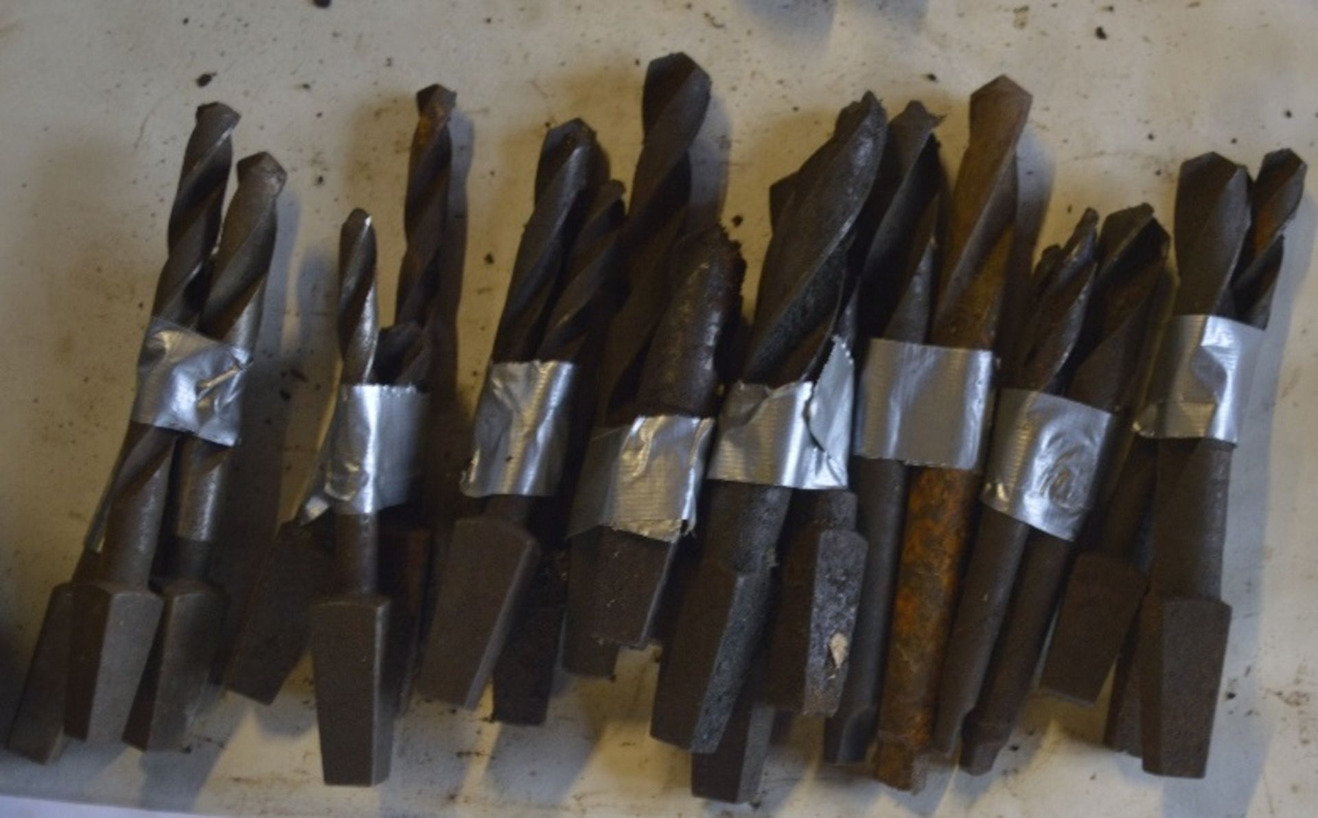 Various drill bits, length of longest approx. 7".