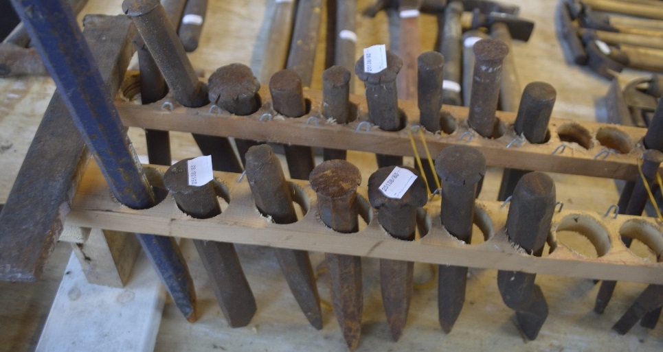 Various chisels, length of longest approx. 17 1/2".