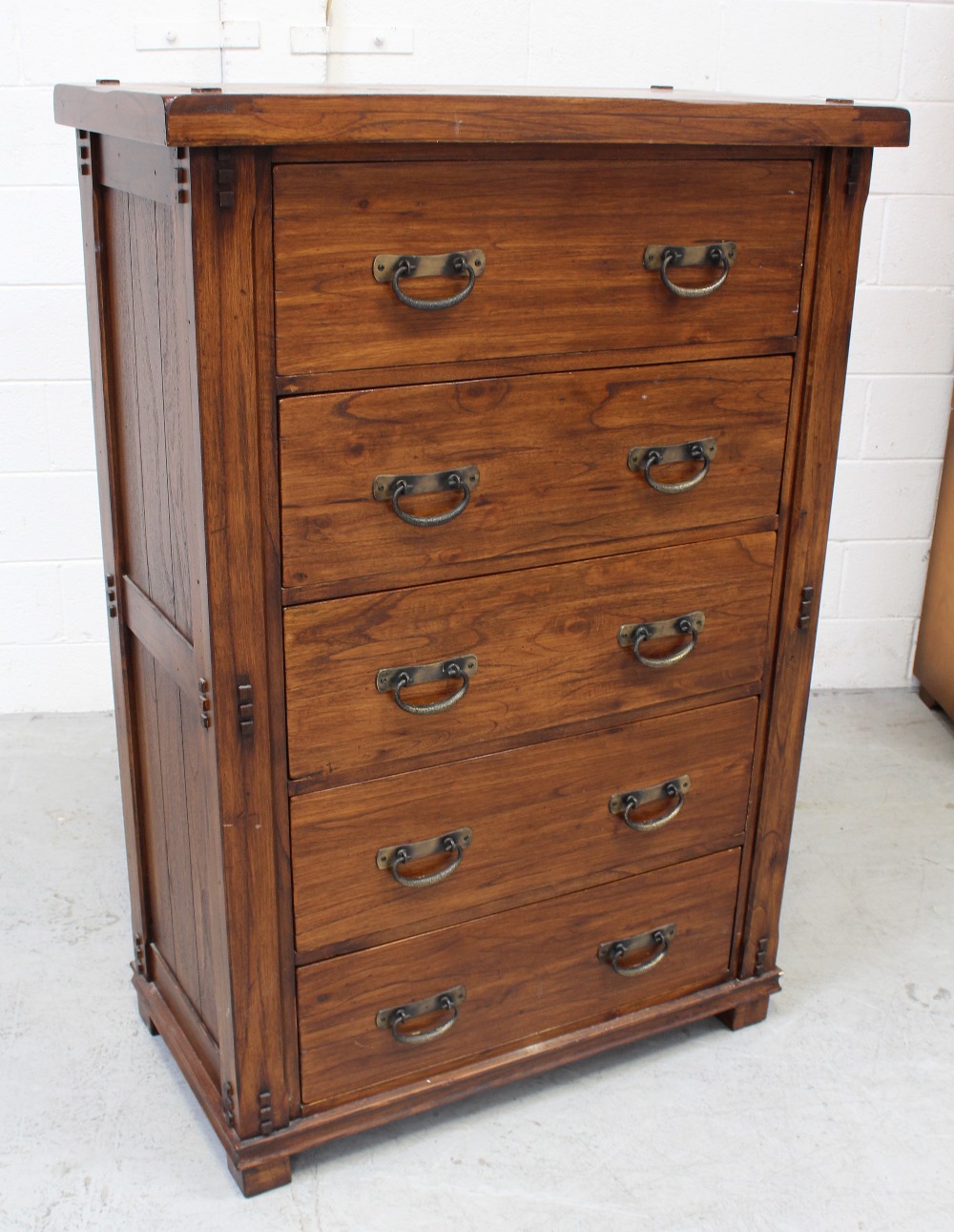 A contemporary oak tall chest of five drawers, width 97cm.