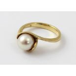 A 9ct gold ladies' dress ring with a single pearl, size K, approx 3.3g.