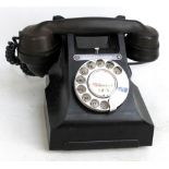 A vintage black bakelite telephone, no drawer to base.