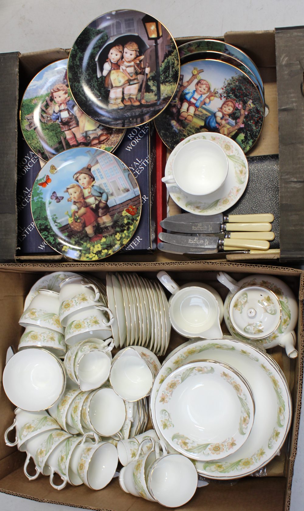 A Duchess 'Green Sleeves' pattern part dinner and tea service comprising fifteen side plates,