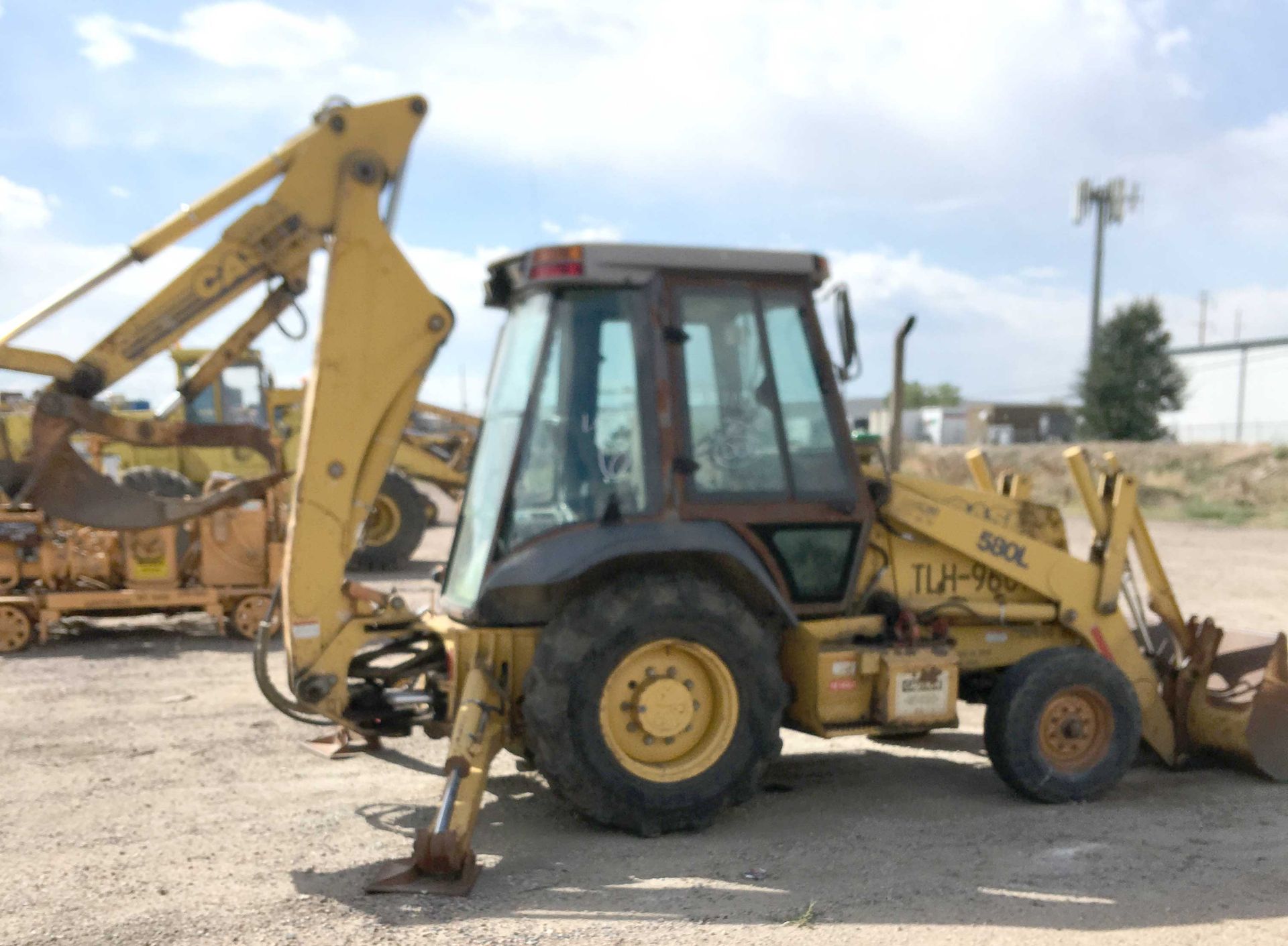 Case 580 L Backhoe - Runs - 8676 Hours - Item# TLH9607