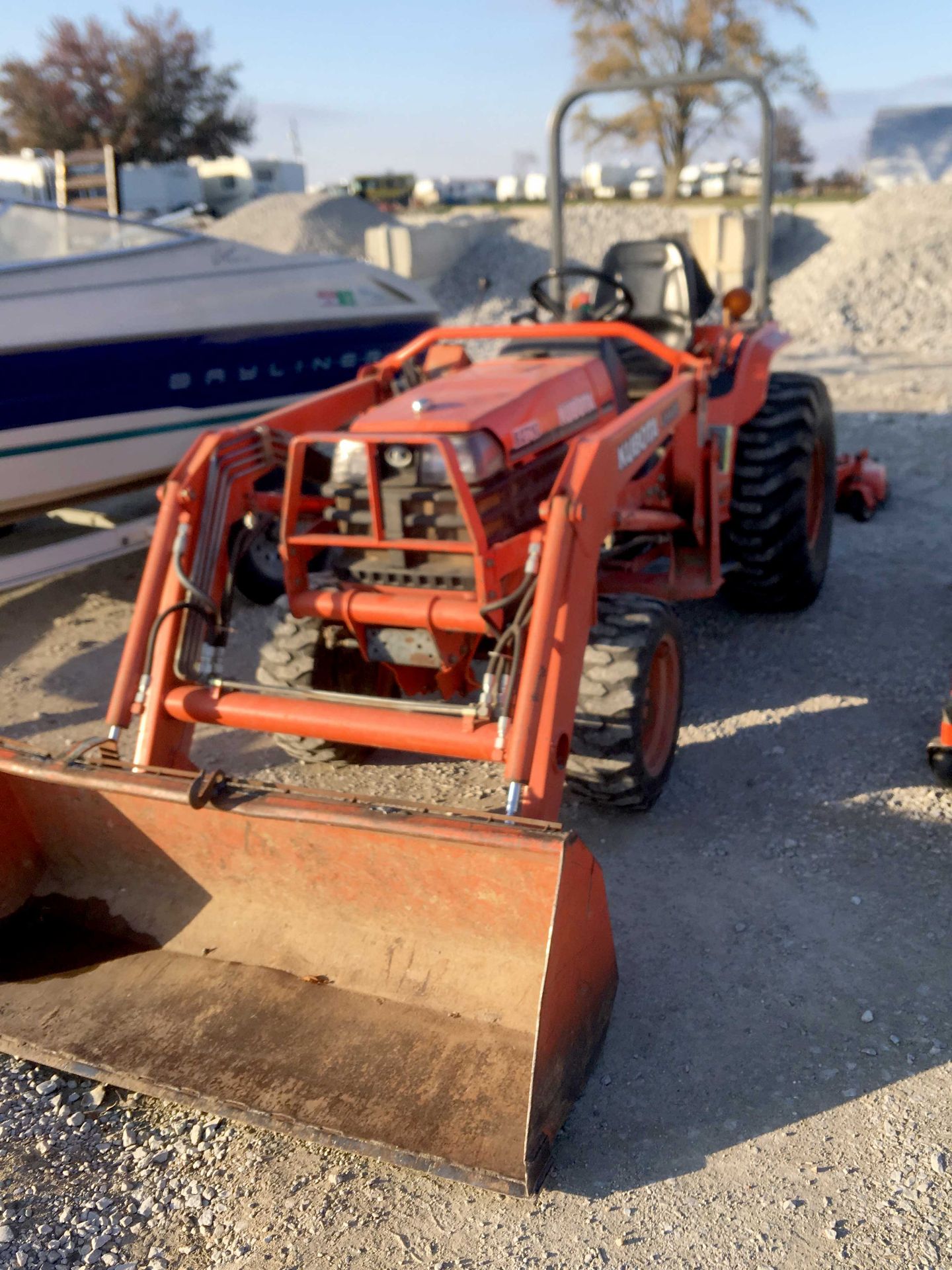 Kubota B2710 Tractor with Loader MSW Hydro. 965 Hrs. Deck in parts.