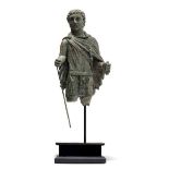 GRANDE STATUETTE : RARE CENTURION. ART ROMAIN, IER - III È S. AP. J.-C. - AN [...]