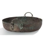 GRAND PLAT À ANSES. ART ROMAIN, IIIE - IVE S. AP. J.-C. - A TALL ROMAN BRONZE PLATE [...]