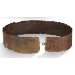 LARGE CEINTURE MILITAIRE À DÉCOR GÉOMÉTRIQUE AGE DU FER III, URARTU OU CAUCASE, [...]