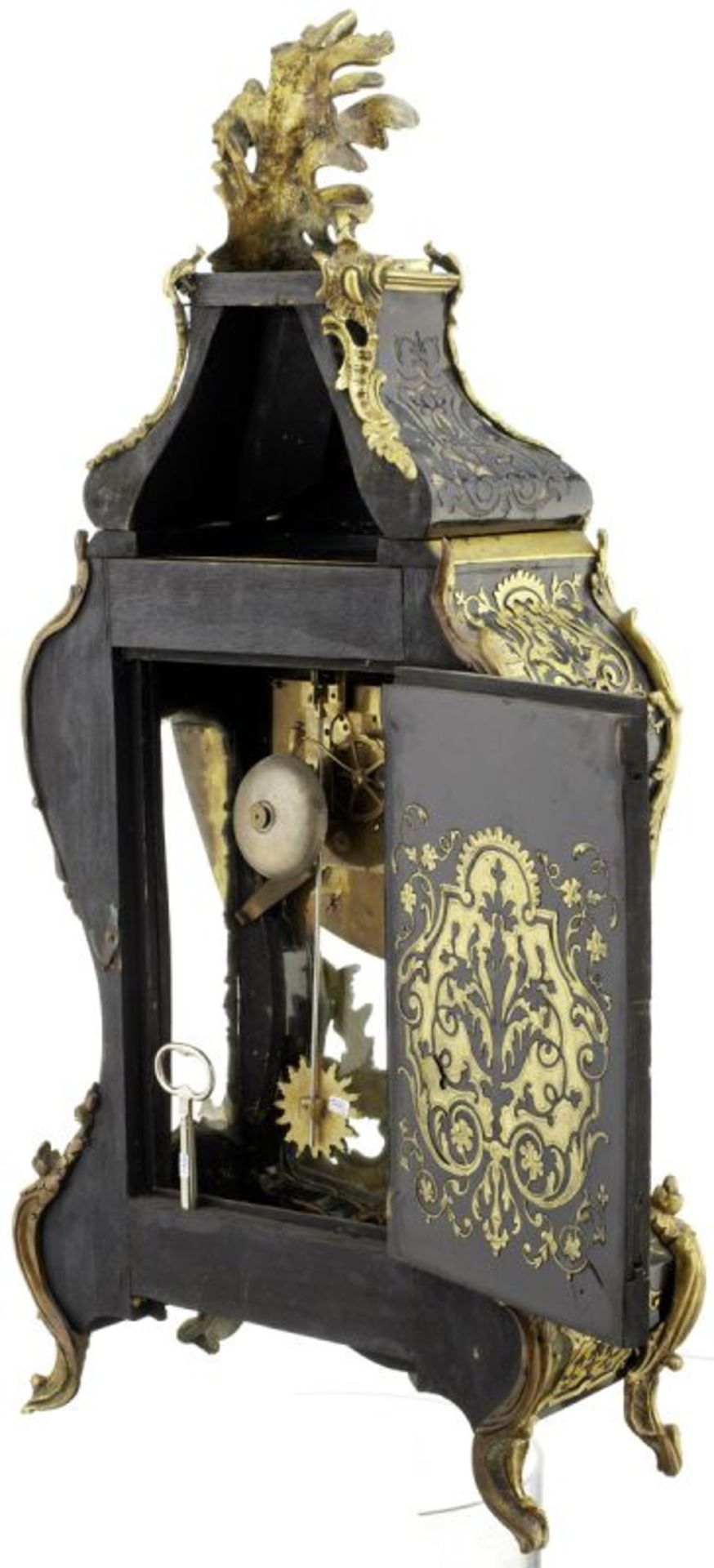 Pendule Um 1880. Stil Louis XV. Schwarzes Holzgehäuse mit Boullemarketerie und reich verzierten, - Bild 3 aus 4