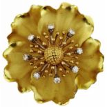 Diamant-Brosche "Blume"Gelbgold 750. 8 Brillanten, zusammen ca. 0.40 ct. D 3.5 cm. 11 g.
