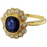 Saphir-Diamant-RingGelbgold 750. 1 kissenförmiger Saphir, 2.09 ct. Entourage aus 12 Brillanten und 2