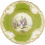 ZiertellerUm 1880. Porzellan mit reliefierten und vergoldeten Rocaillen. Grüner Fond, in Reserve