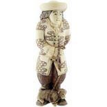 Netsuke eines HolländersJapan oder China 20. Jh. Elfenbein mit Farbfassung. Stehender Mann mit Hut