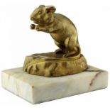 Briefbeschwerer "Maus"Um 1900. Bronzefigur auf hellem Steinsockel. Höhe 7.5 cm