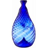 BeutelflascheWohl 18. Jh. Blaues, optisch in die Form geblasenes Glas mit spiraligen Rippen.