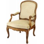 Fauteuil18. Jh. Nussbaumholz. Gepolsterter Sitz, Rückenlehne und Armruhen. Beiger Mohairbezug.