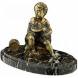 Kleinbronze "Mädchen mit Hund"Ende 19. Jh. Patinierte Bronzefigur mit partieller Vergoldung. Auf
