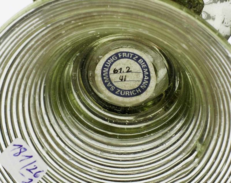 2 RömerWohl 17. Jh. Hellgrünes, mit spiraligen Rippen optisch geblasenes Glas. Fuss aus Glasfaden, - Image 4 of 4