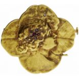 Brosche "Jugendstil"Gelbgold 585, Oesterreich. 6 kleinste Diamant-Rosen und 1 runder Rubin. D 3