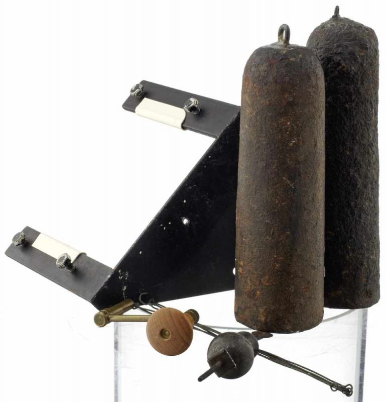 MorezuhrEnde 18. Jh. Eisengehäuse mit Messingbeschlägen. Ornamental ziseliertes Bronzezifferblatt - Image 3 of 3