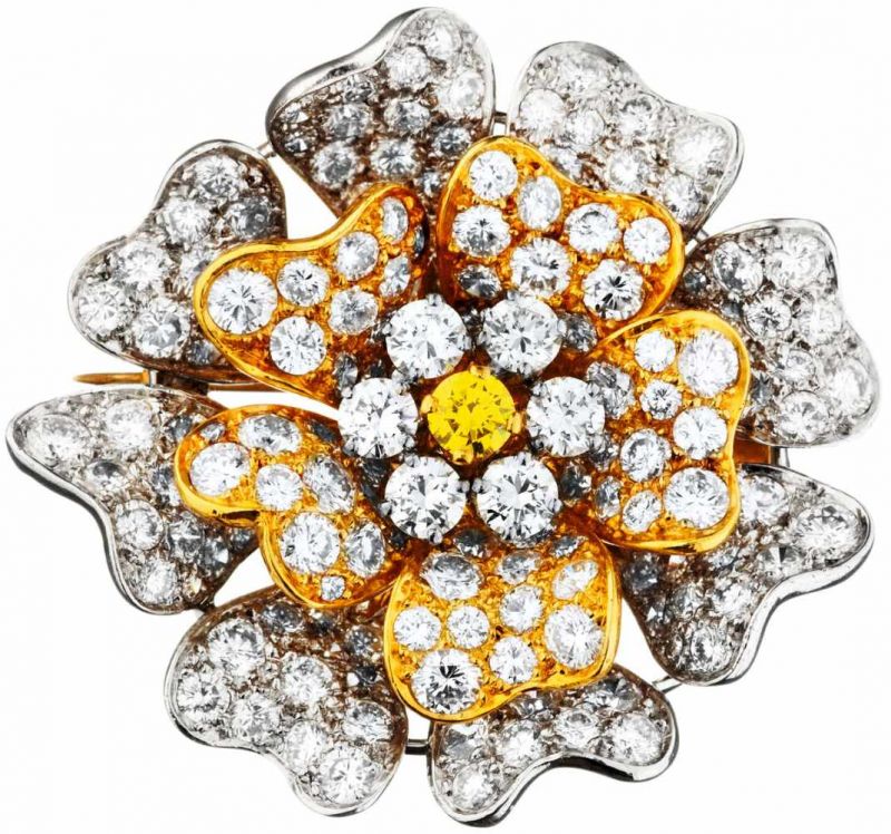 Diamant-Brosche "Blume"Weissgold/Gelbgold 750. 162 Brillanten und 1 gelber Brillant, insgesamt