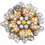 Diamant-Brosche "Blume"Weissgold/Gelbgold 750. 162 Brillanten und 1 gelber Brillant, insgesamt