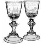 Paar Pokale18. Jh. Farbloses Glas. Hohlgeblasener Schaft. Die Kuppa mit allegorischer Darstellung in