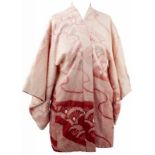 Kurzer FrauenkimonoJapan um 1900. Haori aus Seide, gefärbt in "Shibori" Abbindetechnik. Mit Blumen