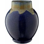 Vase mit LaufglasurAnfang 20. Jh. Manufaktur Carl Fischer, Bürgel. Keramikvase mit blauem Fond und