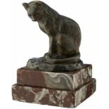 Kleinbronze "Katze"Um 1900. Bronze patiniert. Signiert "Ch. Yrang". Steinsockel. Höhe 13 cm