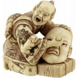 Netsuke eines HandwerkersJapan oder China 20. Jh. Elfenbein mit Farbfassung. Maskenschneider wird