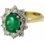 Smaragd-Diamant-RingGelbgold/Weissgold 750. 1 ovaler Smaragd, ca. 1.68 ct und 10 Brillanten, ca. 1.