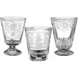 3 Becher18. Jh. Drei diverse Becher aus farblosem Glas. Die Wandung mit gerutschter Ornamentik,