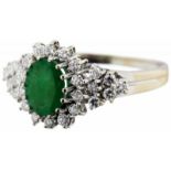Smaragd-Diamant-RingWeissgold 750. 1 ovaler Smaragd, ca. 1.20 ct. 26 Brillanten, zusammen ca. 0.52